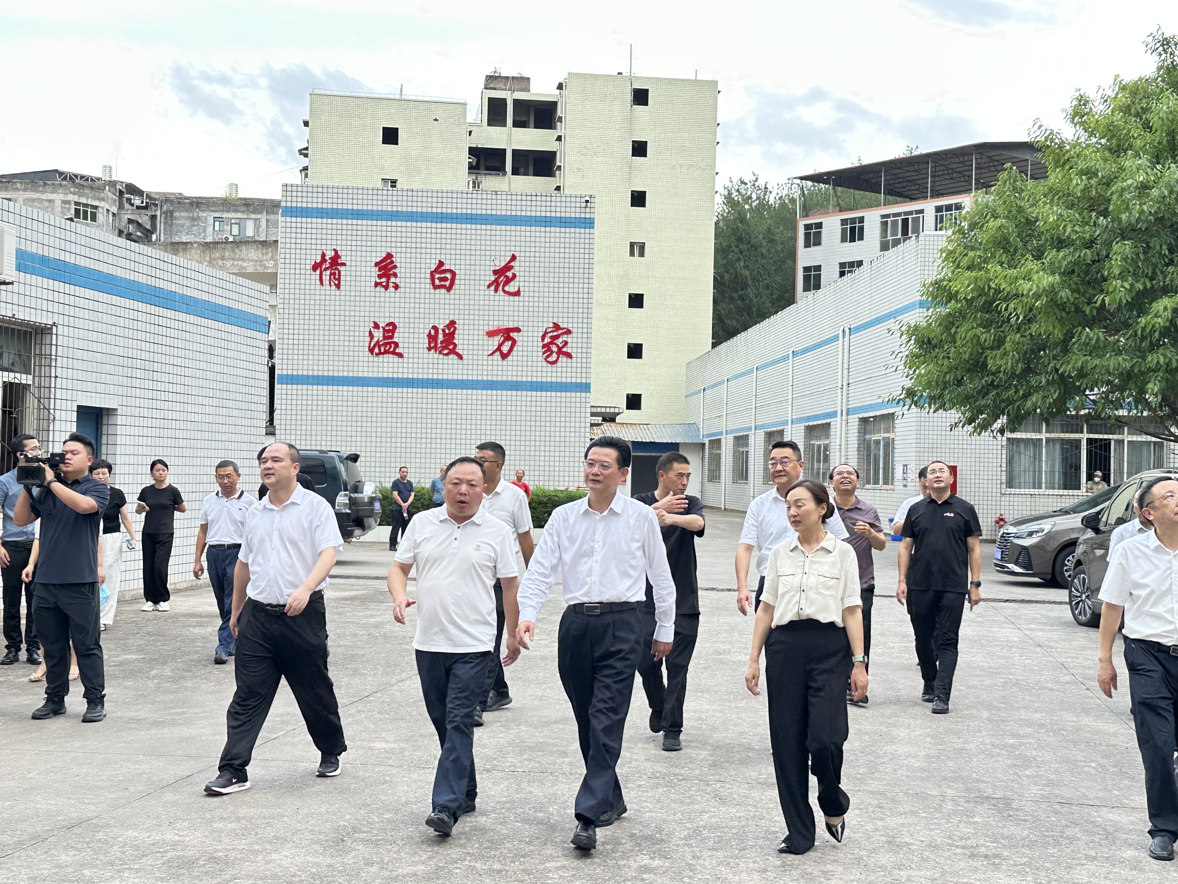 省供銷(xiāo)社黨組書(shū)記、理事會(huì)主任蔡邦銀深入通江縣白花棉業(yè)公司調(diào)研